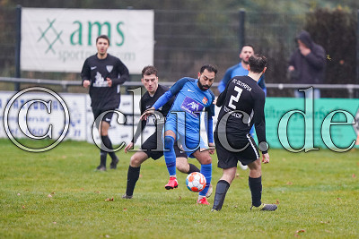 -20- Murat KUZPINAR (T&uuml;rk. SV Bad Nauheim) vor -8- Niklas VAN BEEK (FCO Fauerbach), Gruppenliga Frankfurt - FC Olympia Fauerbach gegen T&uuml;rk. SV Bad Nauheim, Friedberg - OT Fauerbach, Sportplatz Fauerbach, 21.11.21