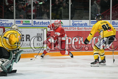 -16- Christoph K&ouml;rner (EC Bad Nauheim) gegen -86- Dominik Bohac (T&ouml;lzer L&ouml;wen) und -31- Jimmy Hertel (Torwart T&ouml;lzer L&ouml;wen), DEL 2 - EC Bad Nauheim gegen T&ouml;lzer L&ouml;wen, Bad Nauheim, Colonel-Knight-Stadion, 26.11.21