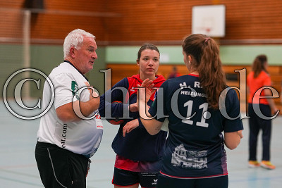 Dirk Steinm&uuml;ller (Trainer HSG M&ouml;rlen) mit -8- Theresa Wagner (HSG M&ouml;rlen) und -11- Mara Flach (HSG M&ouml;rlen), Frauen Bezirksoberliga  - HSG M&ouml;rlen gegen FSG Gettenau/Florstadt, Bad Nauheim - OT Nieder-M&ouml;rlen, Frauenwaldhalle, 27.11.21
