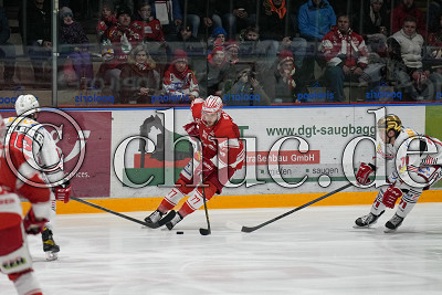 -77- Mick K&ouml;hler (EC Bad Nauheim) gegen -16- Vincent Schlenker (-C- Eispiraten Crimmitschau) und -71- Scott Feser (Eispiraten Crimmitschau), DEL 2 - EC Bad Nauheim gegen Eispiraten Crimmitschau, Bad Nauheim, Colonel-Knight-Stadion, 03.12.21