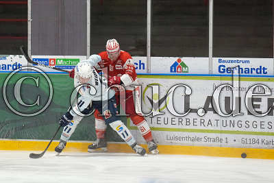 -11- Jake Weidner (EC Kassel Huskies) gegen -61- Jordan Hickmott (EC Bad Nauheim), DEL 2 - EC Bad Nauheim gegen EC Kassel Huskies, Bad Nauheim, Colonel-Knight-Stadion, 30.12.21