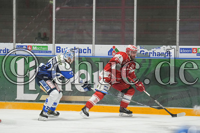 -36- Jerry Pollastrone (EC Bad Nauheim) vor -33- David Suvanto (Dresdner Eisl&ouml;wen), DEL 2 - EC Bad Nauheim gegen Dresdner Eisl&ouml;wen, Bad Nauheim, Colonel-Knight-Stadion, 14.01.22