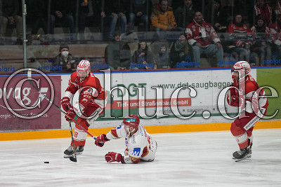 -18- Tobias W&ouml;rle (-C- EC Bad Nauheim) gegen -81- Maximilian Forster (-A EV Landshut), DEL 2 - EC Bad Nauheim gegen ESV Kaufbeuren, Bad Nauheim, Colonel-Knight-Stadion, 28.01.22