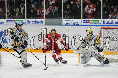 -71- Tristan Keck (EC Bad Nauheim) gegen -77- Matic Podlipnik (Bayreuth Tigers) vor -35- Timo Herden (Torwart Bayreuth Tigers), DEL 2 - EC Bad Nauheim gegen Bayreuth Tigers, Bad Nauheim, Colonel-Knight-Stadion, 05.02.22
