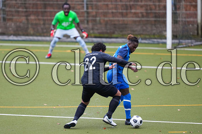 -22- Sebastian SCHWER (SV Steinfurth) gegen -9- Jeffry NIMAKO (SV Germania Schwanheim), Gruppenliga Testspiel - SV Steinfurth gegen SV Germania Schwanheim, Bad Nauheim, Waldsportplatz, 06.02.22