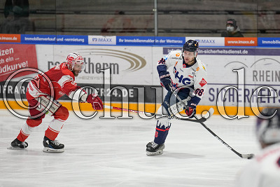 -86- Andreas Driendl (Ravensburg Towerstars) gegen -4- Kevin Schmidt (-A- EC Bad Nauheim), DEL 2 - EC Bad Nauheim gegen Ravensburg Towerstars, Bad Nauheim, Colonel-Knight-Stadion, 07.02.22