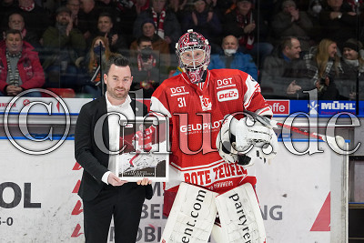Tim Talhoff (Gesch&auml;ftsf&uuml;hrung EC Bad Nauheim) ehrt -31- Felix Bick (Torwart EC Bad Nauheim) zum Spieler des Monats Januar 2022, Eishockeynews, DEL 2 - EC Bad Nauheim gegen Frankfurt L&ouml;wen, Bad Nauheim, Colonel-Knight-Stadion, 19.02.22