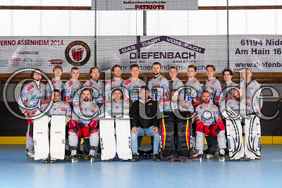 stehend v.l.n.r.:Niklas Lachmann, Benjamin Pfeiffer, Boris Kharitonov, Marco Albrecht, Dennis Berk, Julian Grund, Pascal Herling, Maximilian Schmidt, Niklas Lachmann, Kilian Rohde, Thibaut Lambert, Dirk Starke (Betreuer);sitzend v.l.n.r.:Benjamin Dorn (Torwart), Marcel Patejdl, Jan Bleil (Torwart), Patric Pfannm&uuml;ller (Trainer), Marcel Kappes (Torwart), Christian Unger, Sven Pfeffer (Torwart):Teamfoto Rhein-Main Patriots 2022, Niddatal OT Assenheim, Skaterhockeyhalle Assenheim, 26.02.22