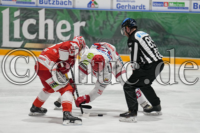 -93- Lukas Vantuch (Selber W&ouml;lfe) gegen -18- Tobias W&ouml;rle (-A- EC Bad Nauheim) beim Bully, DEL 2 - EC Bad Nauheim gegen Selber W&ouml;lfe, Bad Nauheim, Colonel-Knight-Stadion, 27.02.22