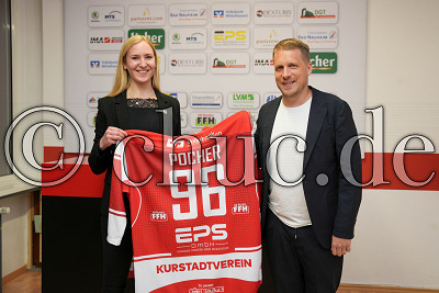 Alina Berg (EC Bad Nauheim) &uuml;berreicht Oliver Pocher ein Trikot des EC Bad Nauheim, DEL 2 - EC Bad Nauheim gegen Eispiraten Crimmitschau, Bad Nauheim, Colonel-Knight-Stadion, 01.03.22