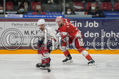-81- Christian Billich (-A- EHC Freiburg) vor -4- Kevin Schmidt (-A- EC Bad Nauheim), DEL 2 - EC Bad Nauheim gegen EHC Freiburg W&ouml;lfe, Bad Nauheim, Colonel-Knight-Stadion, 05.03.22