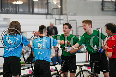 Phil Sch&auml;fer (RVT W&ouml;lfersheim) und Nils Ole Peter (RVT W&ouml;lfersheim) begr&uuml;&szlig;en Pascal Hantschel (GSV Baunatal) und Leon Schmidt (GSV Baunatal), Hessenpokal 2022 im Radball U17 - RVT W&ouml;lfersheim gegen GSV Baunatal, W&ouml;lfersheim, Singberg Sporthalle, 13.03.22