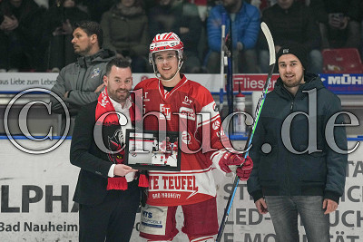 Tim Talhoff ehrt -25- Fabian Herrmann (EC Bad Nauheim) zum F&ouml;rderlizenzspieler des Jahres 21/22, DEL 2 - Playoffs Viertelfinale - Spiel 2 - EC Bad Nauheim gegen EC Kassel Huskies, Bad Nauheim, Colonel-Knight-Stadion, 18.03.22