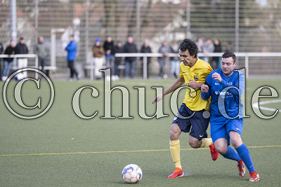 -5- Manuel Simon (FC Ajax R&ouml;dgen) links im Zweikampf mit -2- Pascal Rehwald (FSV Dorheim) rechts, Kreisliga B Friedberg - FSV Dorheim gegen FC Ajax R&ouml;dgen, Bad Nauheim, OT R&ouml;dgen, Sportplatz R&ouml;dgen, 19.03.22