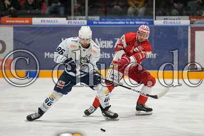 -86- Corey Trivino (EC Kassel Huskies) vor -18- Tobias W&ouml;rle (Bad Nauheim), DEL 2 - Playoffs Viertelfinale - Spiel 4 - EC Bad Nauheim gegen EC Kassel Huskies, Bad Nauheim, Colonel-Knight-Stadion, 22.03.22