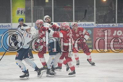 -15- Denis Shevyrin (-C- EC Kassel Huskies) gegen -36- Jerry Pollastrone (EC Bad Nauheim), DEL 2 - Playoffs Viertelfinale - Spiel 6 - EC Bad Nauheim gegen EC Kassel Huskies, Bad Nauheim, Colonel-Knight-Stadion, 27.03.22