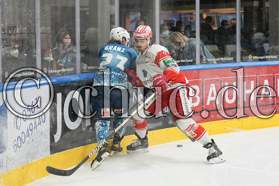 -23- Oliver Granz (EC Kassel Huskies) gegen -89- Stefan Reiter (EC Bad Nauheim), DEL 2 - Playoffs Viertelfinale - Spiel 7 - EC Kassel Huskies gegen EC Bad Nauheim, Kassel, Eissporthalle Kassel, 29.03.22