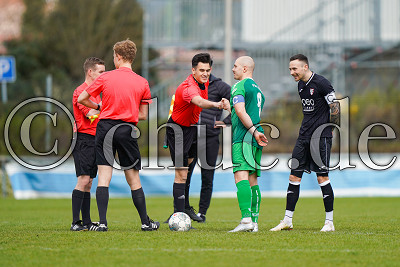 -8- Thorben KNAUER (-C- FV Bad Vilbel) und -20- Maximilian BLAHOUT (-C- KSV Baunatal) begr&uuml;&szlig;en die Schiedsrichter, Lotto Hessenliga - FV Bad Vilbel gegen KSV Baunatal, Bad Vilbel, Sportplatz Bad Vilbel, 10.04.22
