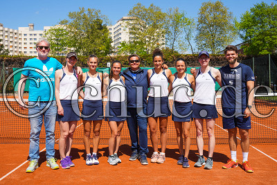 Teamfoto Vaihingen, in der Mitte Trainer Michael Seibold. Tennis Damen 1. Bundesliga - Team Ladival TC Bad Vilbel gegen Bauknecht Team Vaihingen/Rohr, Bad Vilbel, Tennisclub Bad Vilbel, 06.05.22