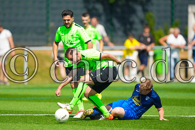 -15- Andreas BIEHL (Traiser FC) gegen -6- Timucin DEMIRCI (SSV Heilsberg), Kreisliga A Friedberg - SSV Heilsberg gegen Traiser FC, Bad Vilbel - OT Heilsberg, Sportplatz Heilsberg, 04.06.22
