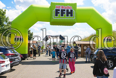 Eingang zum Festgel&auml;nde, Hit Radio FFH, Eintracht Frankfurt, FFH Hessen Elf gegen Eintracht Frankfurt Traditionsmannschaft, Gro&szlig;-Karben, Stadion an der Waldhohl, 06.06.22