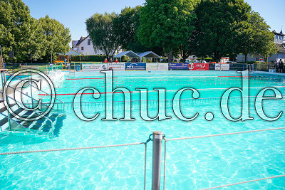 Ideale Bedingungen im 22 Grad warmen Quellenschwimmbad Ockstadt, 8. Ockst&auml;dter Cross-Triathlon, Friedberg - OT Ockstadt, Ockstadt, 03.07.22