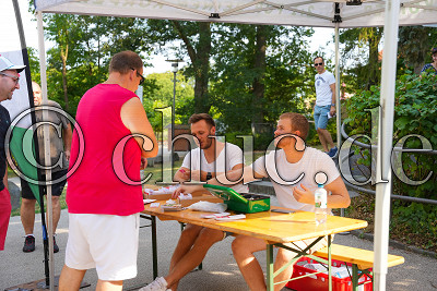 Marius Erk und Elias Weber (Praktikant ECN) verkaufen die Dauerkarten, EC Bad Nauheim Dauerkartenverkauf - DEL 2, Bad Nauheim, Colonel-Knight-Stadion, 04.08.22