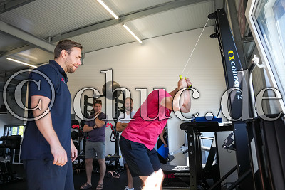 Marc Lubetzki beobachtet Tobias W&ouml;rle, dahinter Adam Mitchell und Harry Lange, Fitness-Test EC Bad Nauheim - DEL 2, W&ouml;lfersheim - OT Berstadt, Personal Training Mittelhessen, 09.08.22