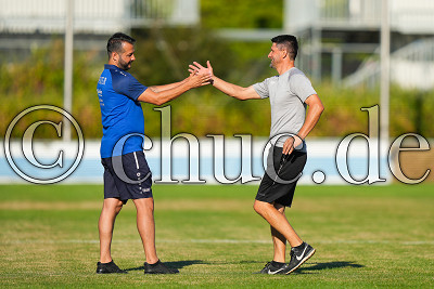 Artug OEZBAKIR (Trainer FFV Sportfreunde 04 FFM) und Amir Mustafic (Trainer FV Bad Vilbel) begr&uuml;&szlig;en sich, Verbandsliga Hessen - FV Bad Vilbel gegen FFV Sportfreunde 04 FFM, Bad Vilbel, Sportplatz Huizener Stra&szlig;e, 20.08.22