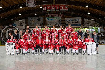 Teamfoto EC Bad Nauheim;oben v.l.n.r.:Lucas Mussler (Physio), -42- Nicolas Moll, -15- Mark Shevyrin, -25- Fabian Herrmann, -50- Michael Bartuli, -14- Leon K&ouml;hler;Mitte v.l.n.r.:Syna Edelbauer (Physio), Florian Patzak (Physio), Dr. med. Hans-Joachim Patzak (Teamarzt), -23- Marius Erk, -20- Patrick Seifert, -77- Mick K&ouml;hler, -61- Jordan Hickmott, -16- Christoph K&ouml;rner, -11- Philipp Wachter, Ralf Gartz (Betreuer), Marc Lubetzki (Fitnesscoach), Wolfgang Janout (Betreuer);unten v.l.n.r.:-31- Felix Bick, -4- Kevin Schmidt, -19- Taylor Vause, Adam Mitchell, -18- Tobias W&ouml;rle, -91- Marc El-Sayed, Harry Lange, -9- Huba Sekesi, -36- Jerry Pollastrone, -80- Rihards Babulis;Media-Day EC Bad Nauheim 2022/23 - DEL 2, Bad Nauheim, Colonel-Knight-Stadion, 13.08.22