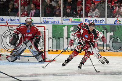 -72- Linus Svedlund (Memmingen Indians) vor -14- Kevin Niedenz (EC Bad Nauheim), Vorbereitungsspiel - EC Bad Nauheim gegen ECDC Memmingen Indians, Bad Nauheim, Colonel-Knight-Stadion, 09.09.22