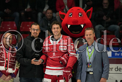 Fanspieler des Jahres -19- Taylor Vause (EC Bad Nauheim), geehrt von Ren&eacute; Rudorisch (Gesch&auml;ftsf&uuml;hrer DEL2), DEL 2 - EC Bad Nauheim gegen Bayreuth Tigers, Bad Nauheim, Colonel-Knight-Stadion, 23.09.22