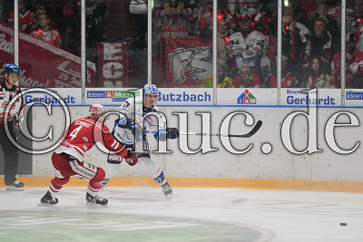 -77- Arne Uplegger (Dresdner Eisl&ouml;wen) gegen -4- Kevin Schmidt (-A- EC Bad Nauheim), DEL 2 - EC Bad Nauheim gegen Dresdner Eisl&ouml;wen, Bad Nauheim, Colonel-Knight-Stadion, 02.10.22