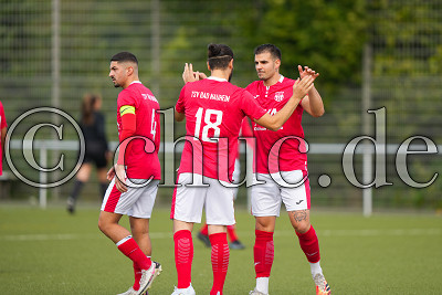 -4- Erdinc USTA (-C- T&uuml;rk SV Bad Nauheim), -18- Mohamad MOUMA (T&uuml;rk SV Bad Nauheim) und -2- Silvio PENAVA (T&uuml;rk SV Bad Nauheim), Gruppenliga Frankfurt West -T&uuml;rk. SV Bad Nauheim gegen Spvgg. 05 Oberrad , Ober-Rosbach, Sportplatz Ober-Rosbach, 03.10.22
