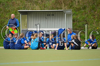 Dirk Schneider (Trainer Spvgg. 08 Bad Nauheim) spricht kurz vor Spielbeginn mit seinem Team, Hessenliga C-Juniorinnen - Spvgg. 08 Bad Nauheim gegen JFV Ebsdorfergrund, Bad Nauheim, Waldstadion, 08.10.22