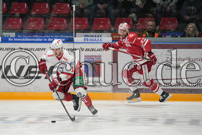 -11- Topi Piipponen (Eisb&auml;ren Regensburg) vor -4- Kevin Schmidt (-A- EC Bad Nauheim), DEL 2 - EC Bad Nauheim gegen Eisb&auml;ren Regensburg, Bad Nauheim, Colonel-Knight-Stadion, 09.10.22