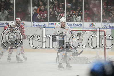 1:0 f&uuml;r Bad Nauheim, -11- Jake Weidner (-A- EC Kassel Huskies) und -1- Jake Kielly (Torwart EC Kassel Huskies) sind geschlagen, DEL 2 - EC Bad Nauheim gegen EC Kassel Huskies, Bad Nauheim, Colonel-Knight-Stadion, 16.10.22