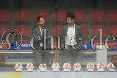 Harry Lange (Trainer EC Bad Nauheim) und Adam Mitchell (Co-Trainer EC Bad Nauheim), DEL 2 - EC Bad Nauheim gegen Heilbronner Falken, Bad Nauheim, Colonel-Knight-Stadion, 21.10.22