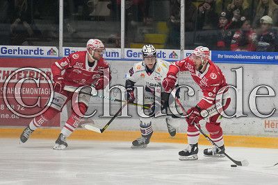 -86- Josh MacDonald (Ravensburg Towerstars) gegen -18- Tobias W&ouml;rle (Bad Nauheim) und -4- Kevin Schmidt (-A- EC Bad Nauheim), DEL 2 - EC Bad Nauheim gegen Ravensburg Towerstars, Bad Nauheim, Colonel-Knight-Stadion, 30.10.22