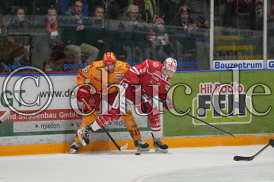 -14- Kevin Niedenz (EC Bad Nauheim) gegen -17- Florian Thomas (ESV Kaufbeuren), DEL 2 - EC Bad Nauheim gegen ESV Kaufbeuren, Bad Nauheim, Colonel-Knight-Stadion, 25.11.2022
