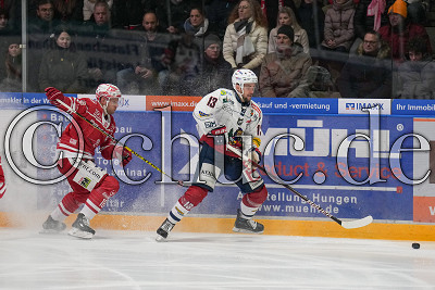 -13- Christoph Kiefersauer (EHC Freiburg) vor -18- Tobias W&ouml;rle (Bad Nauheim), DEL 2 - EC Bad Nauheim gegen EHC Freiburg, Bad Nauheim, Colonel-Knight-Stadion, 01.05.21