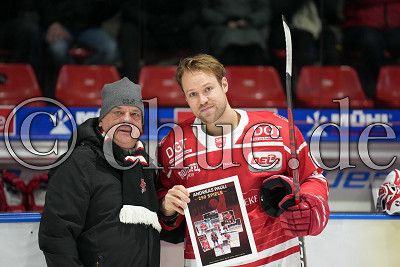 Thomas Barczikowski ehrt -10- Andreas Pauli (EC Bad Nauheim) zum 250. Spiel, DEL 2 - EC Bad Nauheim gegen Eispiraten Crimmitschau, Bad Nauheim, Colonel-Knight-Stadion, 11.12.22