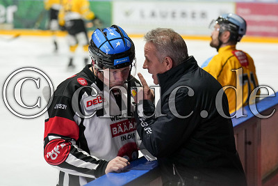 Rich Chernomaz (Co-Trainer Bayreuth Tigers) mit einer Ansprache f&uuml;r -3- Mischa Apel (DEL2 Team Stripes), DEL 2 - EC Bad Nauheim gegen Bayreuth Tigers, Bad Nauheim, Colonel-Knight-Stadion, 26.12.22