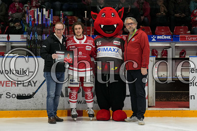 -25- Fabian Herrmann (EC Bad Nauheim) wird als F&ouml;rderlizenzspieler des Monats geehrt, links Andreas Ortwein (Gesch&auml;ftsf&uuml;hrer EC Bad Nauheim), DEL 2 - EC Bad Nauheim gegen EV Landshut, Bad Nauheim, Colonel-Knight-Stadion, 15.01.23