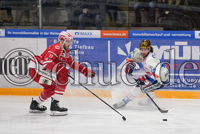 -88- Alexander Tonge (Heilbronner Falken) gegen -77- Mick K&ouml;hler (EC Bad Nauheim), DEL 2 - EC Bad Nauheim gegen Heilbronner Falken, Bad Nauheim, Colonel-Knight-Stadion, 22.01.23