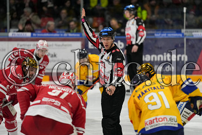 -10- Seedo Janssen (DEL2 Team Stripes) ruft zum ersten Bully auf, DEL 2 - EC Bad Nauheim gegen Lausitzer F&uuml;chse, Bad Nauheim, Colonel-Knight-Stadion, 03.02.23