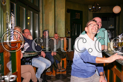 G&auml;ste von Willy&rsquo;s Pub schauen das Ausw&auml;rtsspiel des EC Bad Nauheim auf dem Fernseher, Willy's Pub - EC Bad Nauheim DEL 2, Bad Nauheim, Willy's Pub, 08.02.23