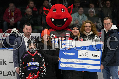 Scheck&uuml;bergabe &uuml;ber 5414&euro; f&uuml;r Brustkrebs Deutschland e.V., Tim Talhoff, Kira Sch&auml;fer, Hellvis, DEL 2 - EC Bad Nauheim gegen Selber W&ouml;lfe, Bad Nauheim, Colonel-Knight-Stadion, 12.02.23