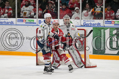 -27- Michael Bartuli (EC Bad Nauheim) gegen -11- Jackson Cressey (EHC Freiburg) und -64- Patrik Cerveny (Torwart EHC Freiburg), DEL 2 - EC Bad Nauheim gegen EHC Freiburg, Bad Nauheim, Colonel-Knight-Stadion, 24.02.23