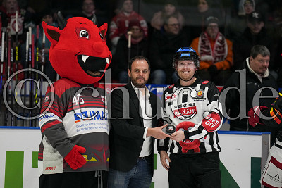 -47- Florian Fauerbach (DEL2 Team Stripes) wird f&uuml;r sein letztes Spiel durch Sascha Westich geehrt, DEL 2 - EC Bad Nauheim gegen Eispiraten Crimmitschau, Bad Nauheim, Colonel-Knight-Stadion, 03.03.23